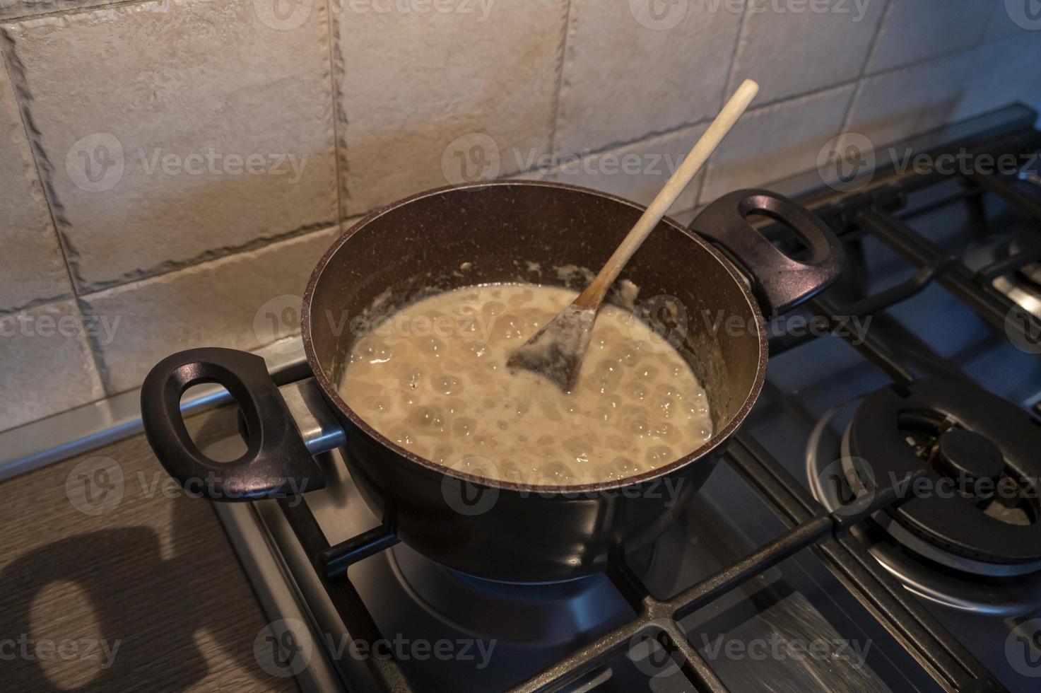 risotto met truffel kokend in een pot foto