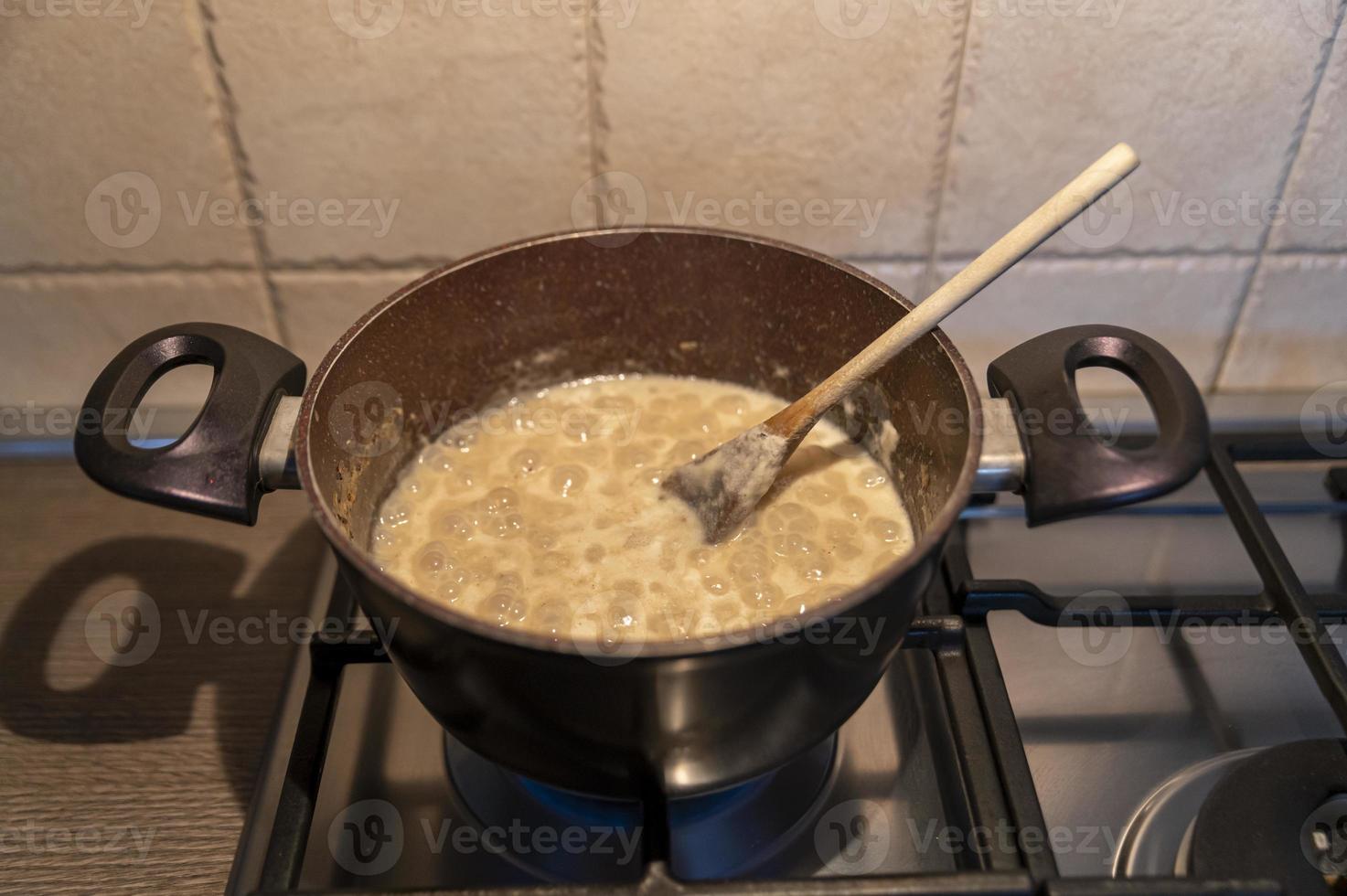 risotto met truffel kokend in een pot foto