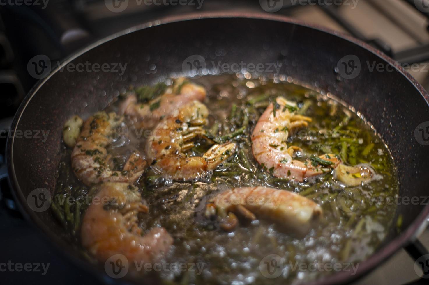 gebakken gamba's en asperges in een pan foto