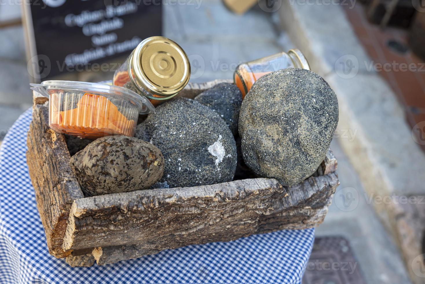 mand met truffels weergegeven buiten een winkel foto