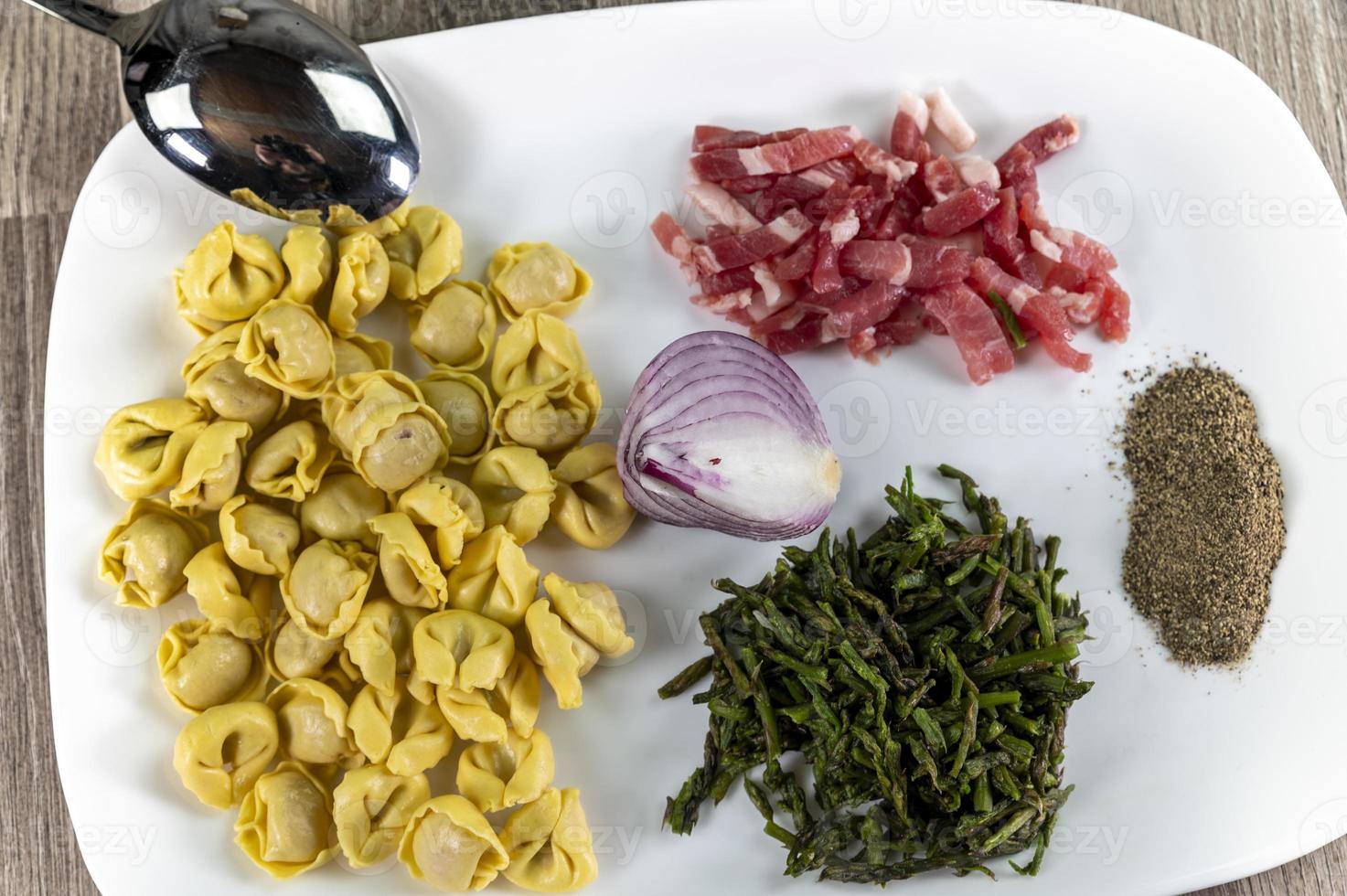 ingrediënten voor cappelletti, bacon en asperges foto