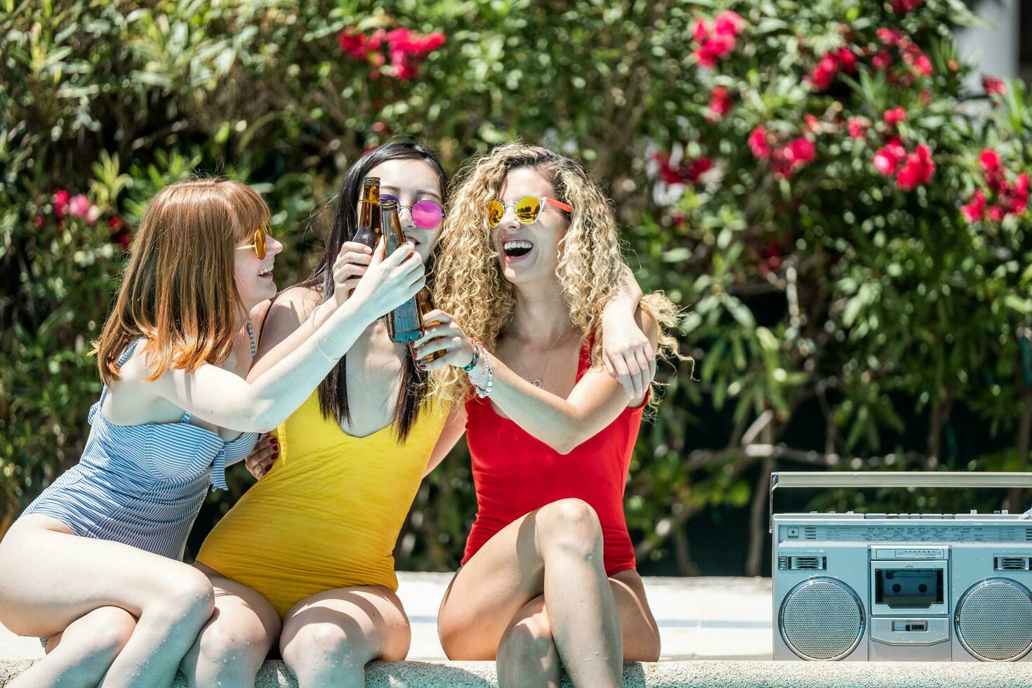 Dames van verschillend etniciteiten in zwemkleding hebben pret in de zwembad. homo trots concept foto