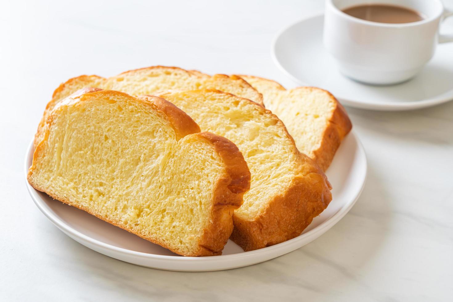 Zoet aardappelbrood met koffie with foto