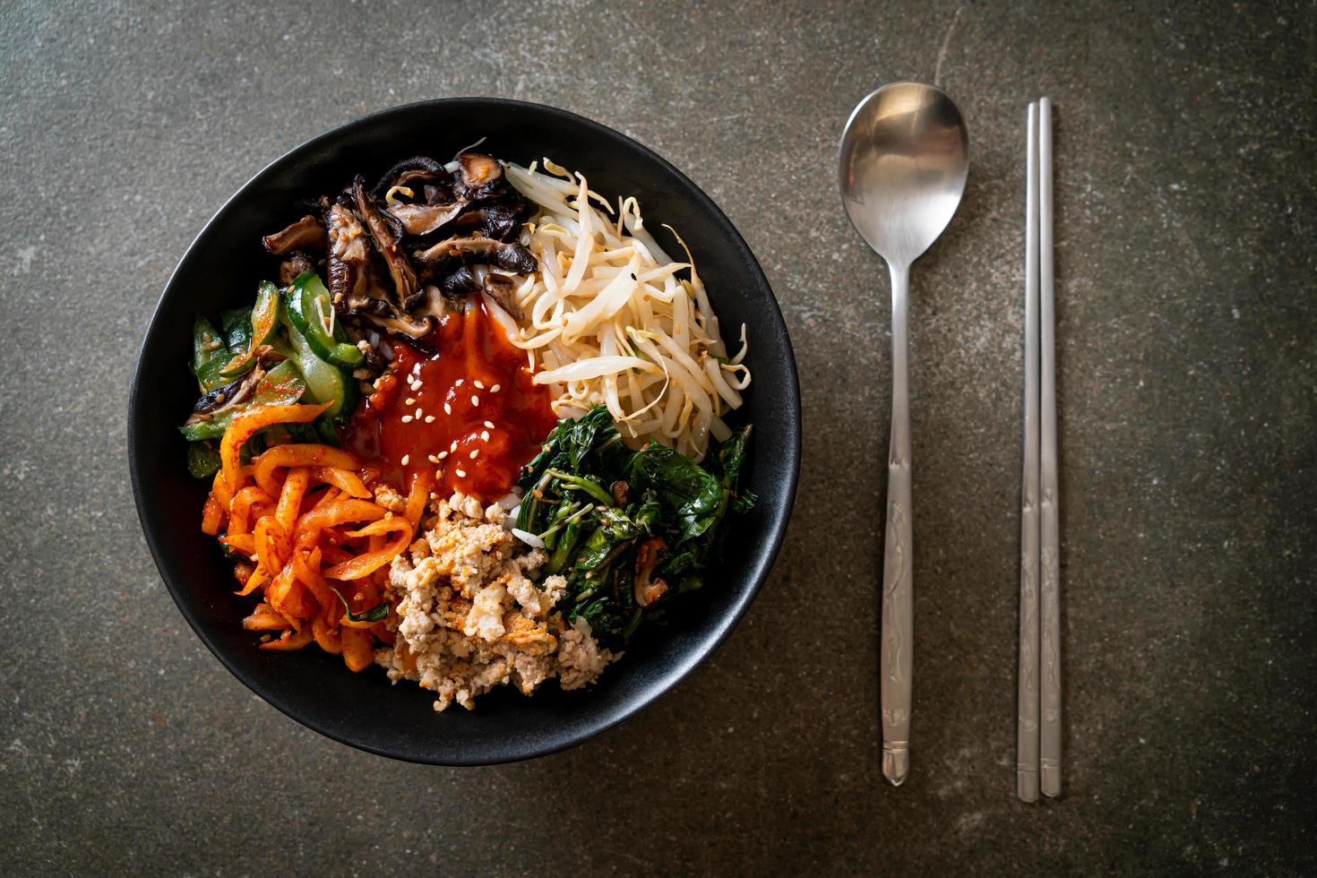 Koreaanse pittige salade met rijst - traditioneel Koreaans eten, bibimbap foto