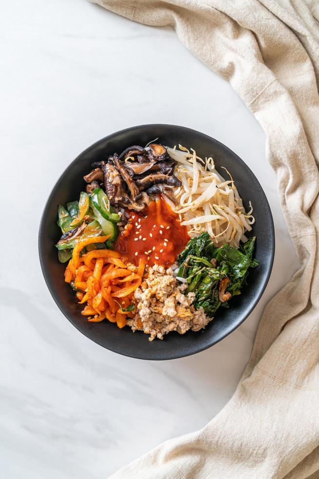 Koreaanse pittige salade met rijst - traditioneel Koreaans eten, bibimbap foto