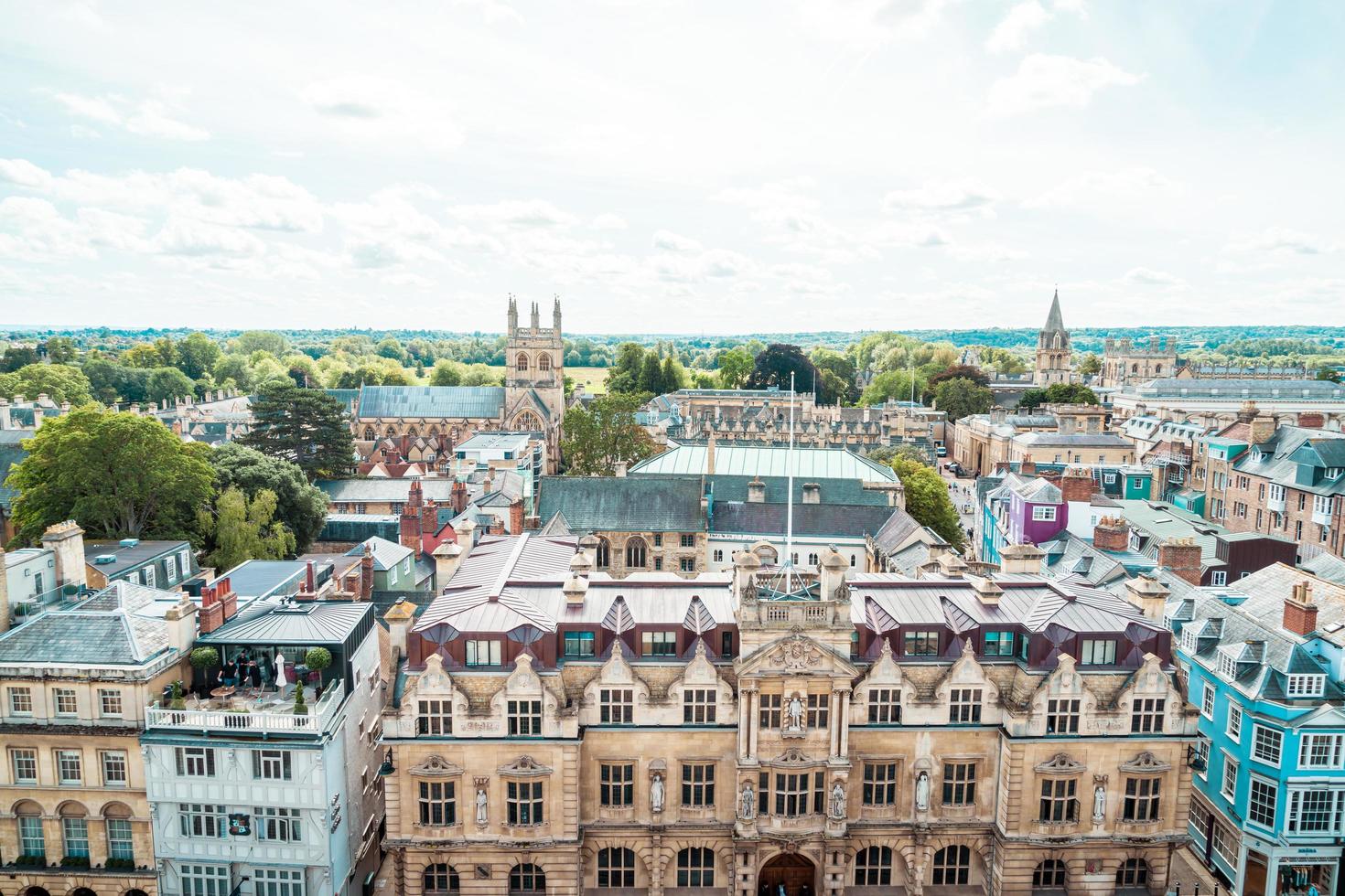 oxford, Verenigd Koninkrijk - 29 augustus 2019 - hoge hoekmening van de hoofdstraat van oxford foto