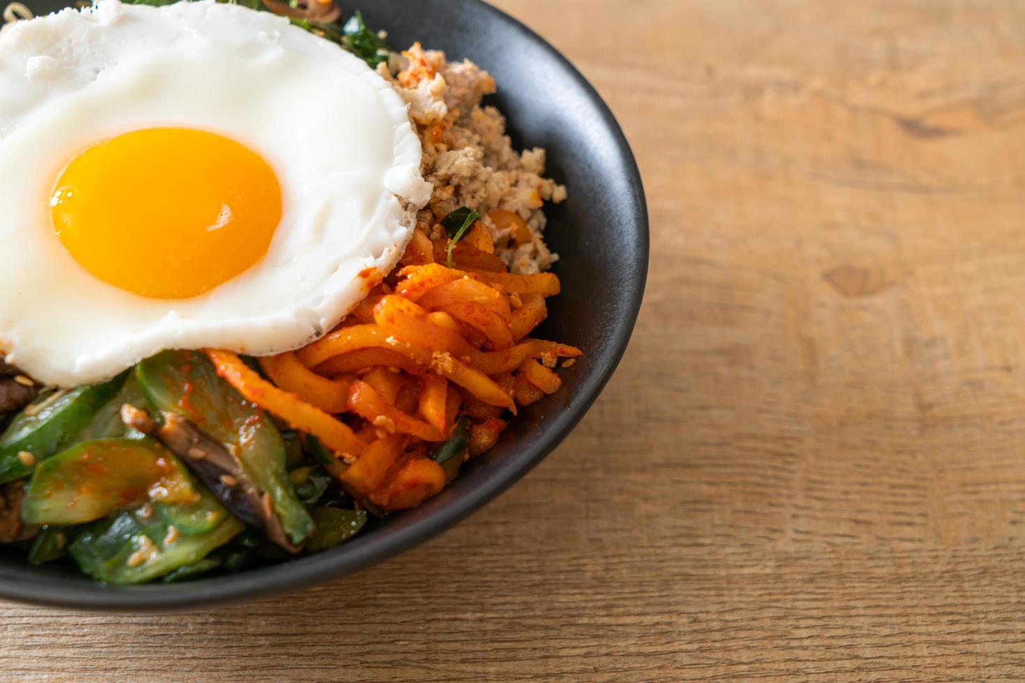 Koreaanse pittige salade met rijst - traditioneel Koreaans eten, bibimbap foto