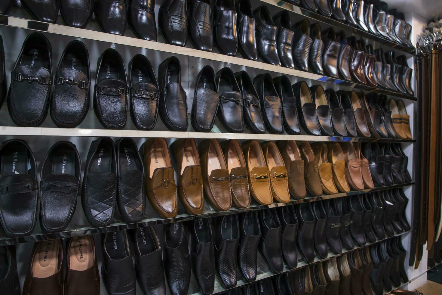 21e juli 2023, dhaka, slechterik, niet bazaar. schuim schoenen vitrine Aan kleinhandel winkel schappen voor uitverkoop in Bangladesh foto