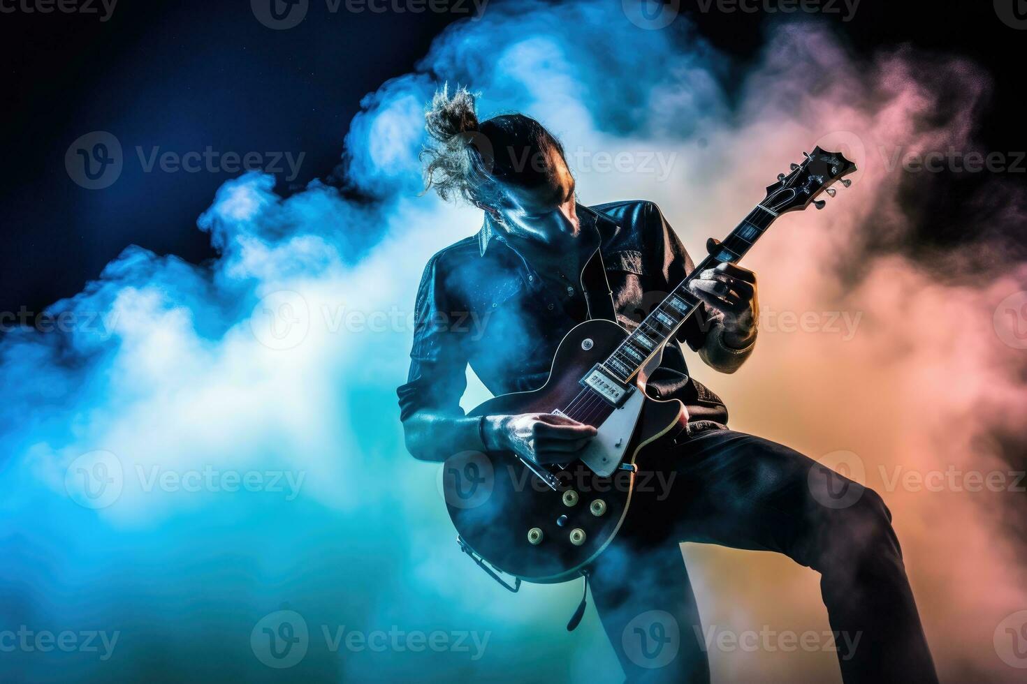 gitarist versnipperen een elektriserend solo, omringd door een wolk van rook en levendig stadium lichten. generatief ai foto