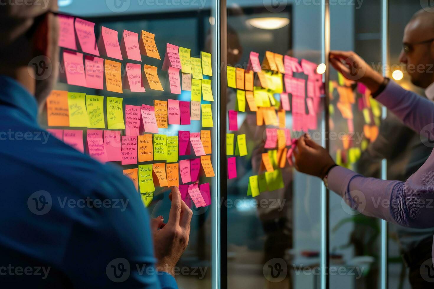 een dichtbij - omhoog van een glas bord, gedekt in kleurrijk post - haar en whiteboard markeerstift strategieën. generatief ai foto