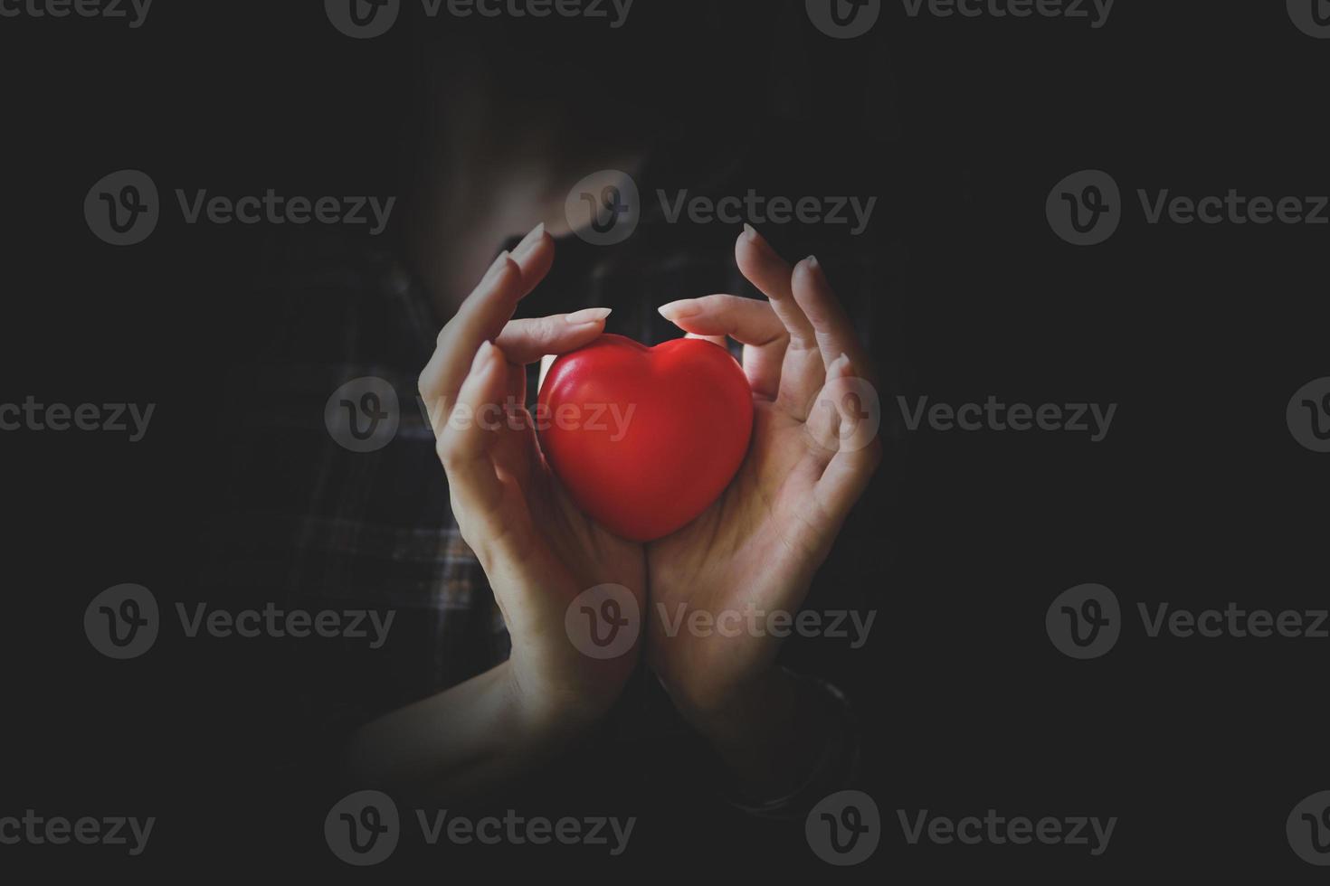 vrouw handen met rood hart. hart ziektekostenverzekering concept. foto