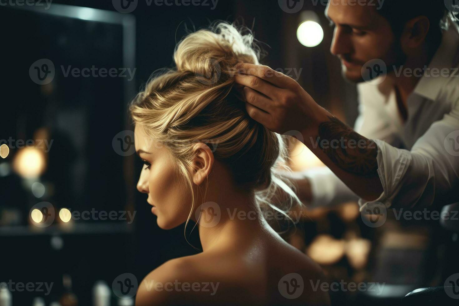 een dichtbij - omhoog schot van een modieus mannetje haar- stilist vormgeven een vrouw haar- in een luxueus vrouwen salon. generatief ai foto