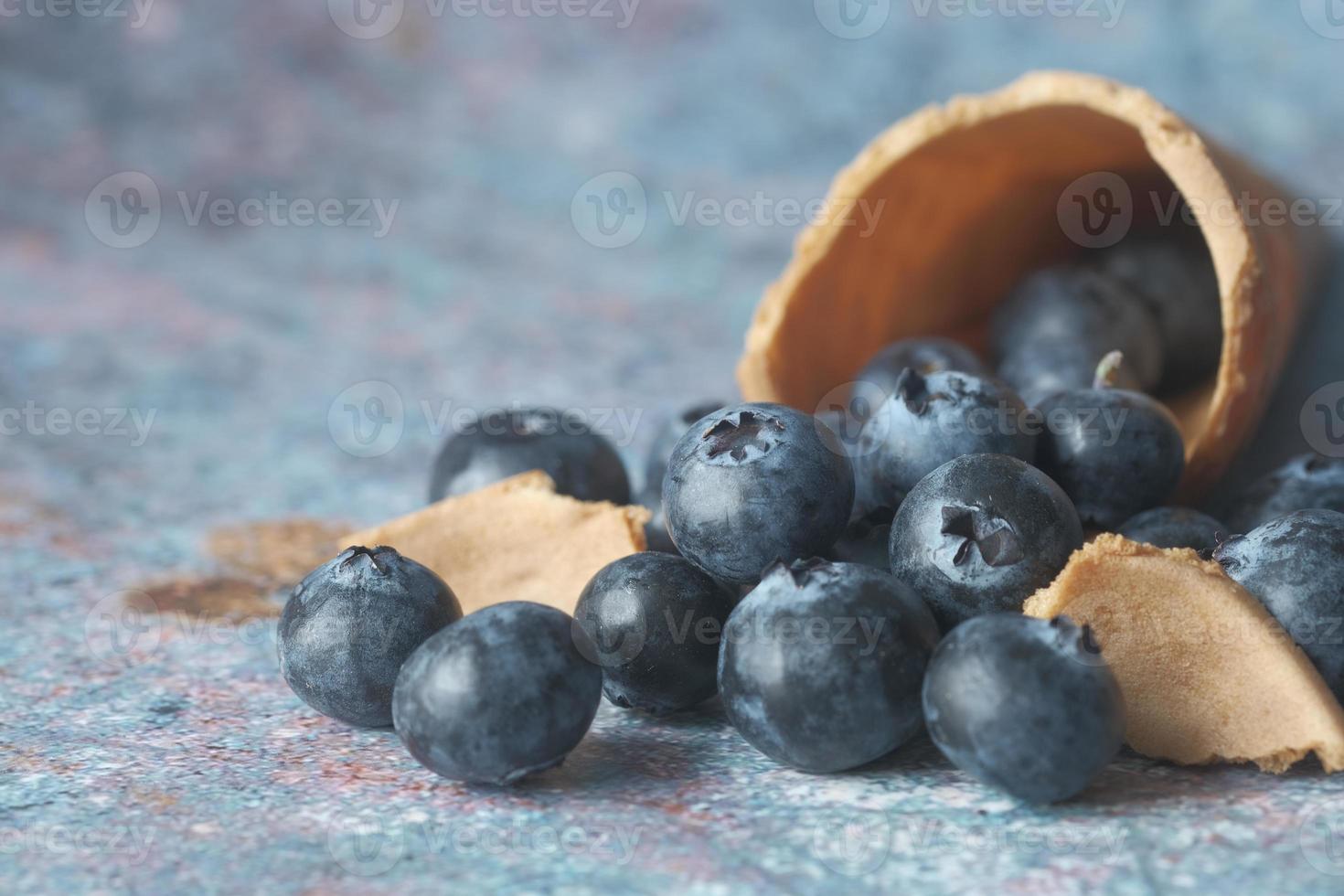 close-up van verse blauwe bes met waterdruppels. foto