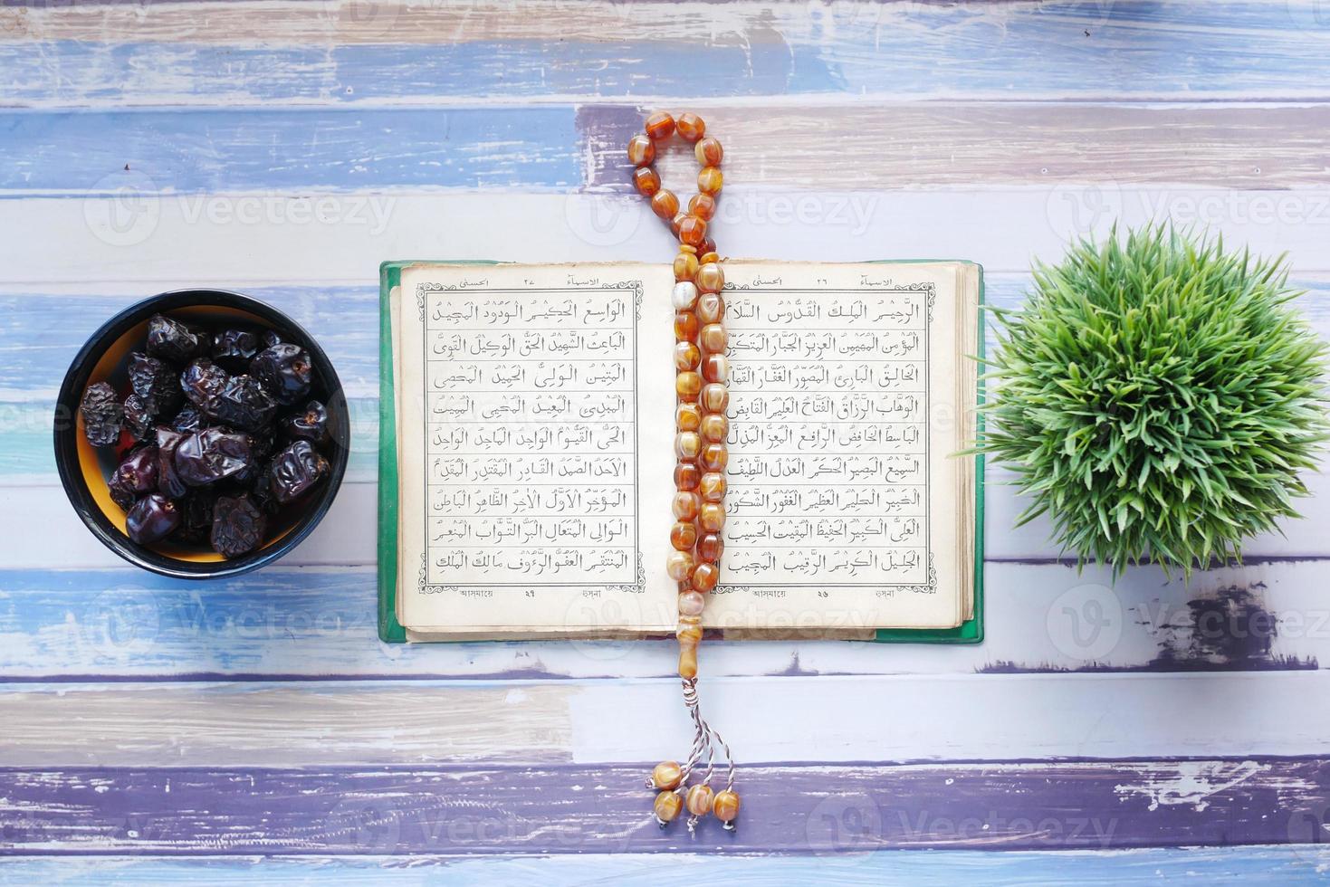 heilige boek koran en rozenkrans op tafel, close-up. foto