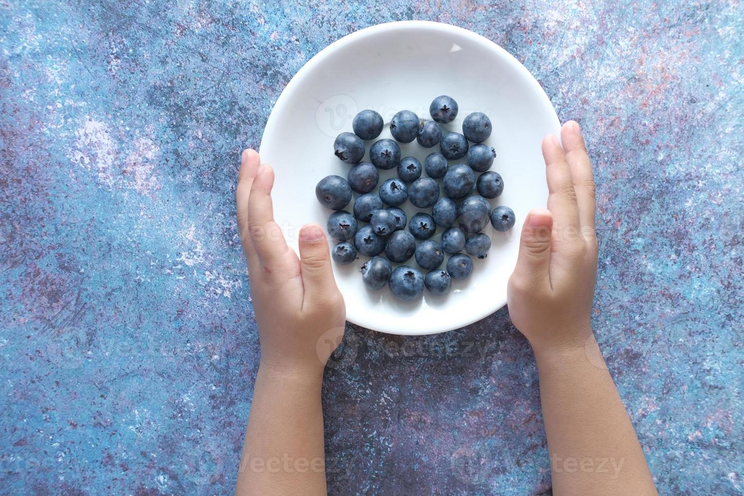 close-up van verse blauwe bes met waterdruppels. foto