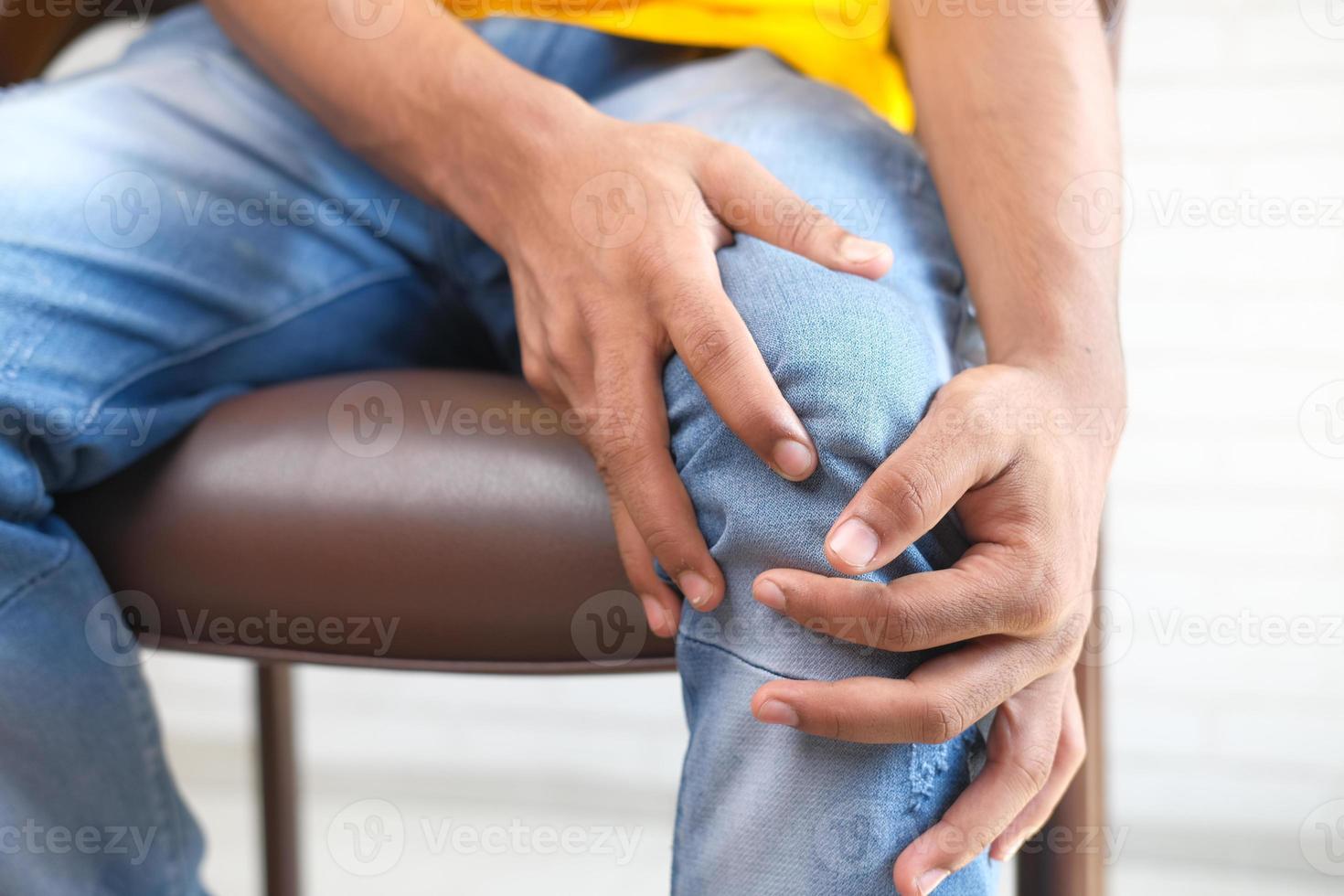close-up op man die lijdt aan kniegewrichtspijn foto