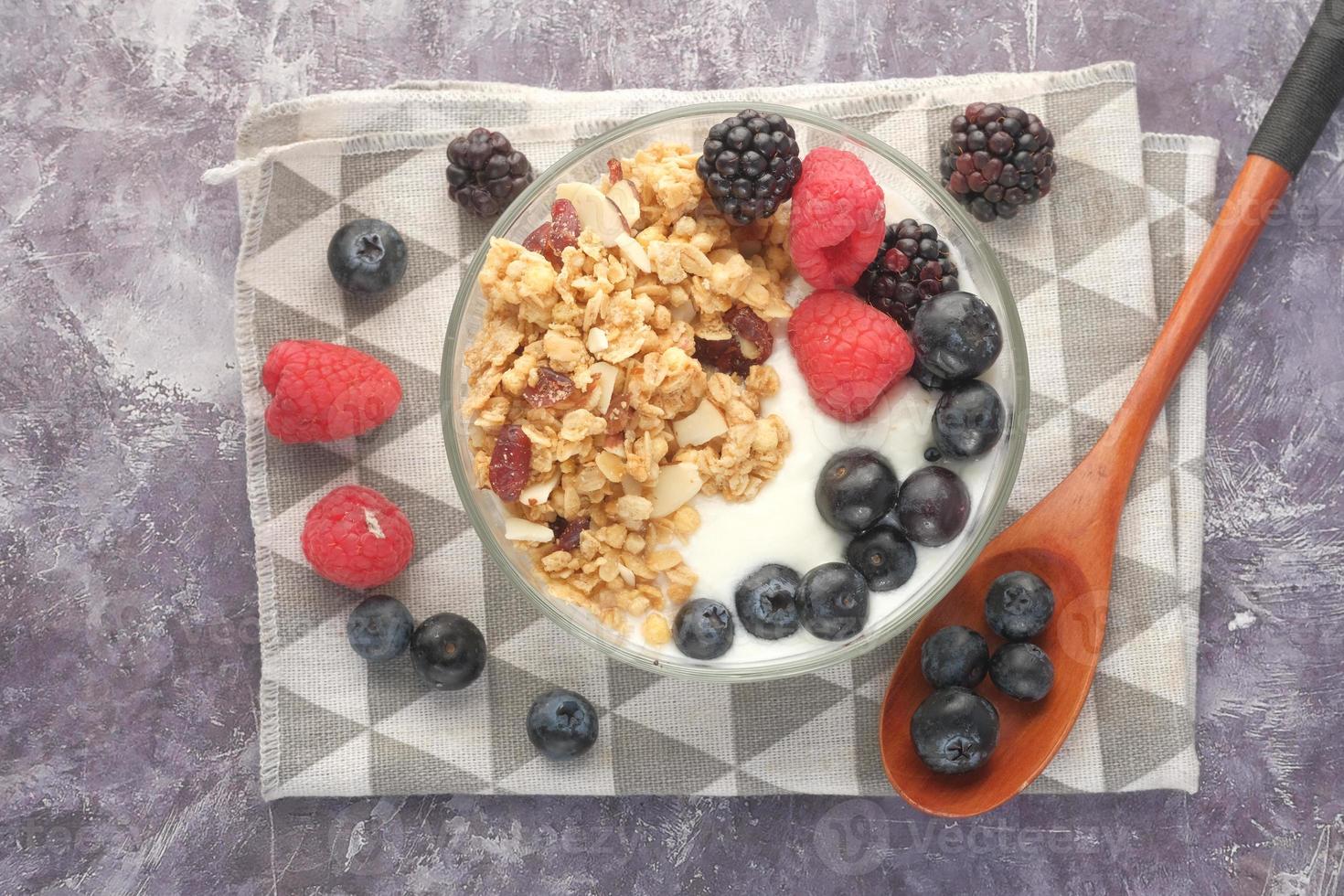 muesli en bessen in kom op roze achtergrond foto