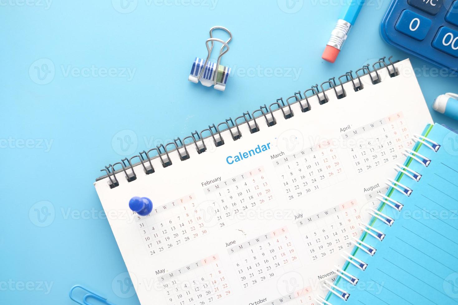 deadline concept met kalender en potlood op kleur achtergrond foto