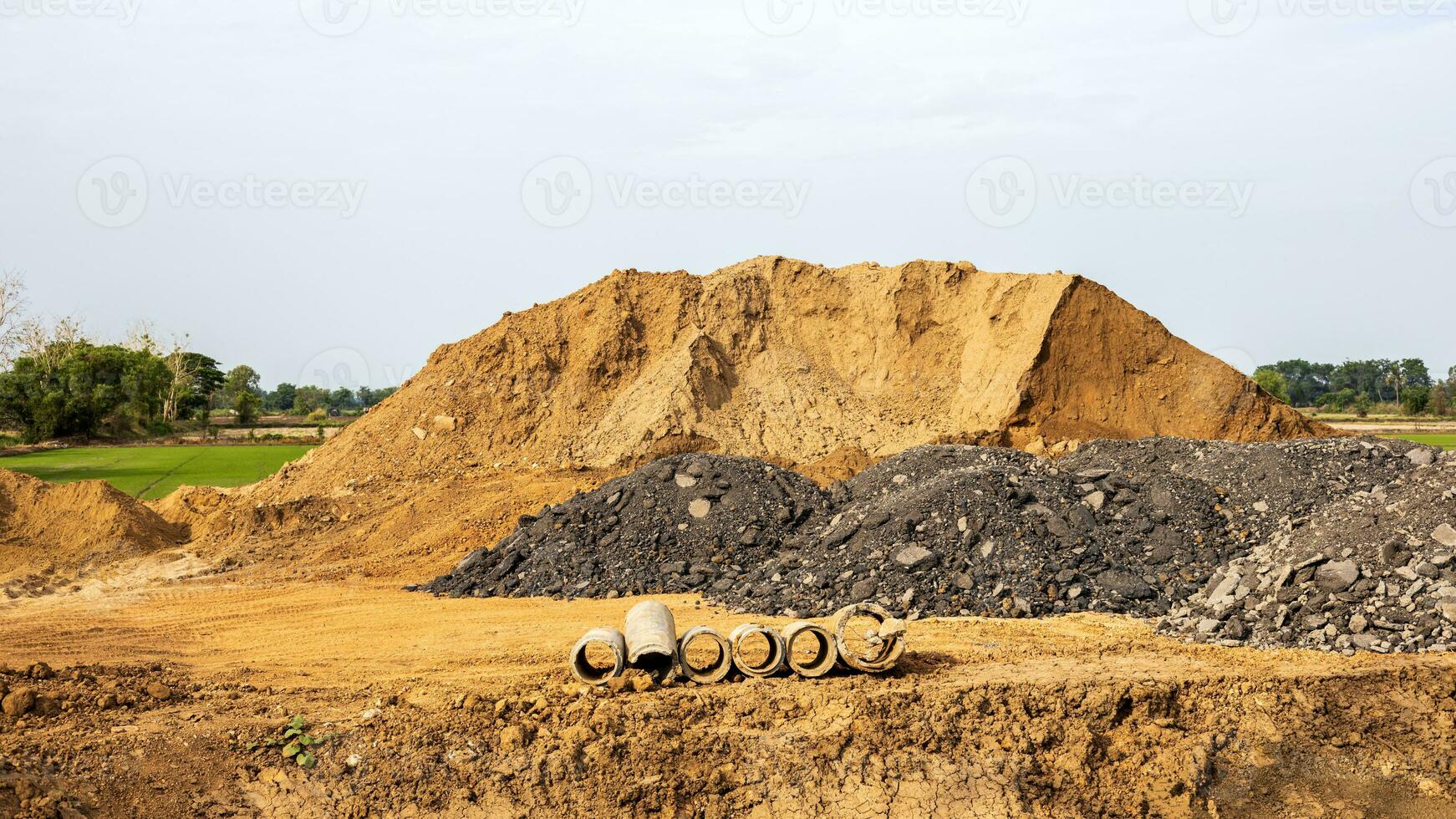 landschap van groot terpen van aarde, rotsen, en zand vergelijkbaar naar bergen. foto