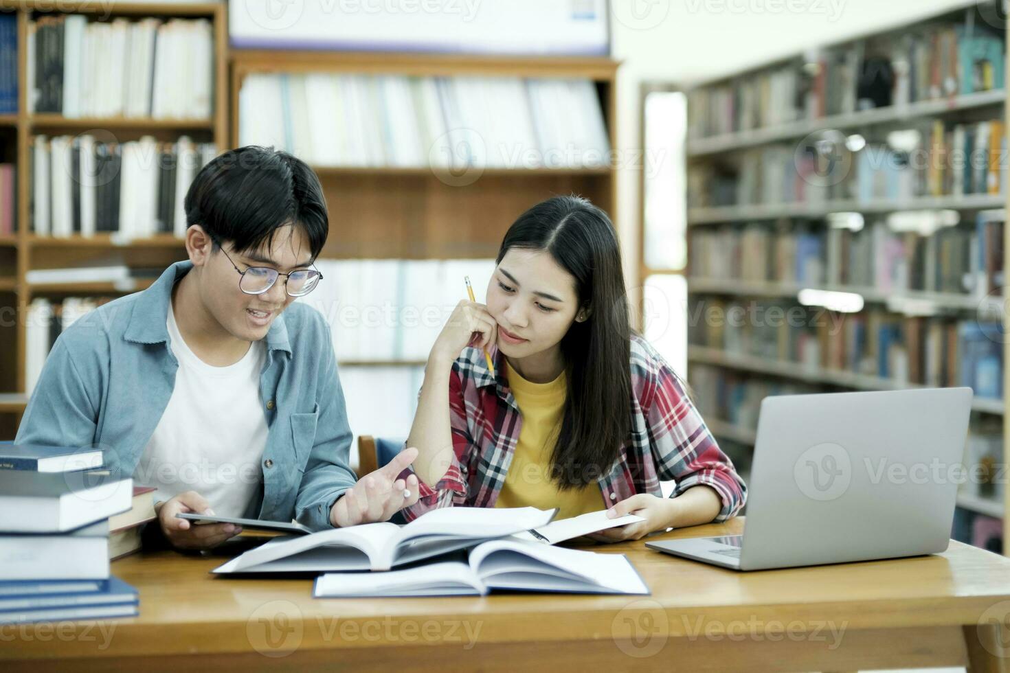 jong studenten campus helpt vriend vangen omhoog en aan het leren. foto