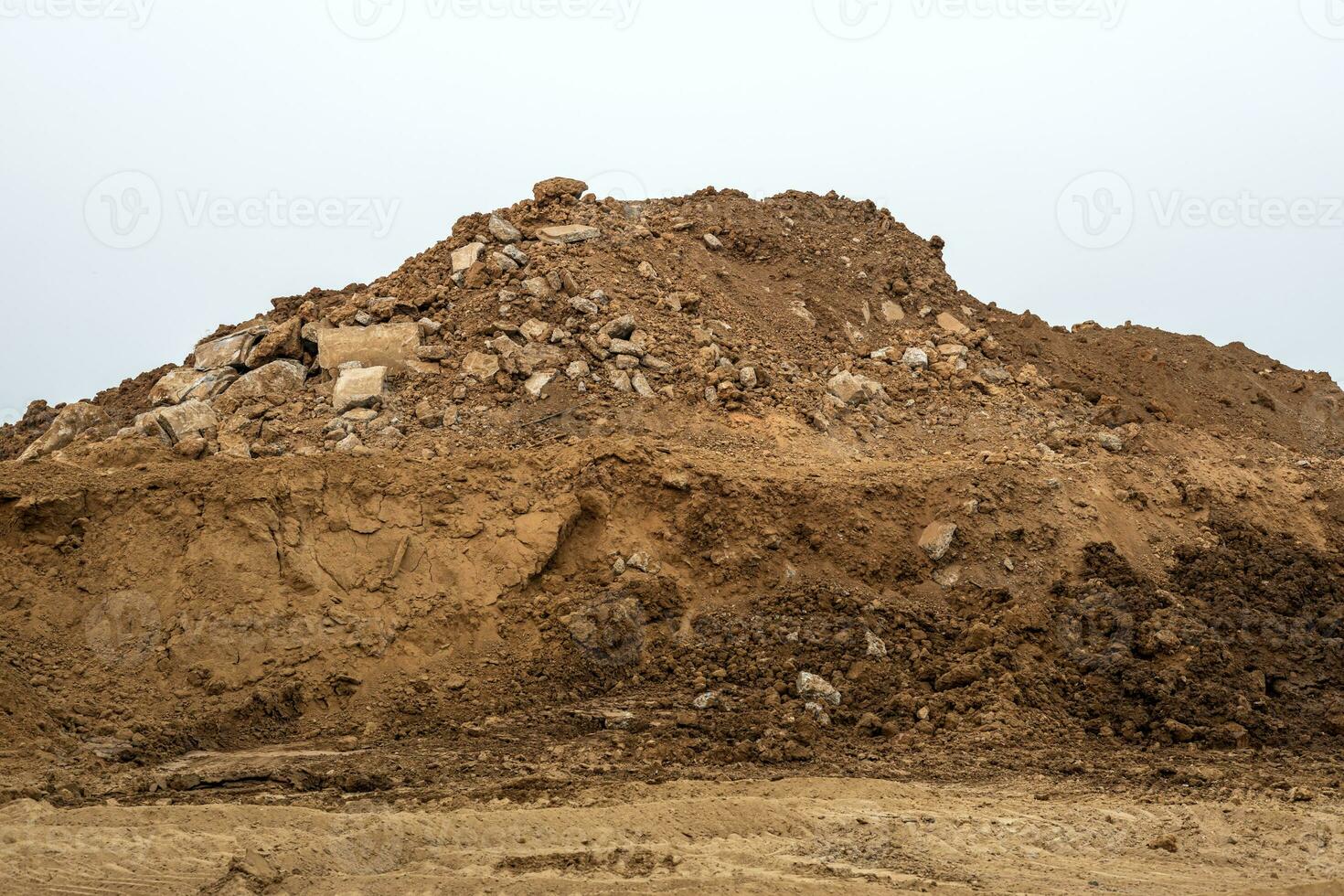 isoleren terpen van zand en beton puin dat hebben geweest opgegraven en gegoten samen. foto