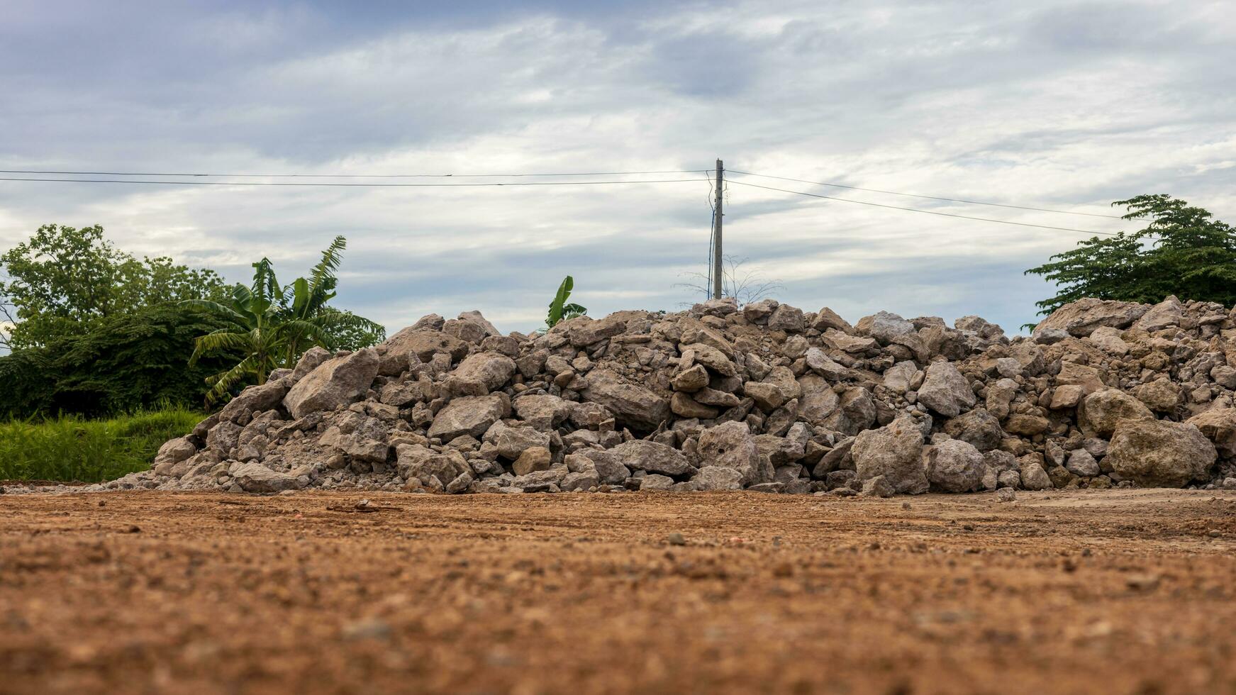 laag hoek visie van de afgebroken beton weg puin opgestapeld Aan de grond. foto