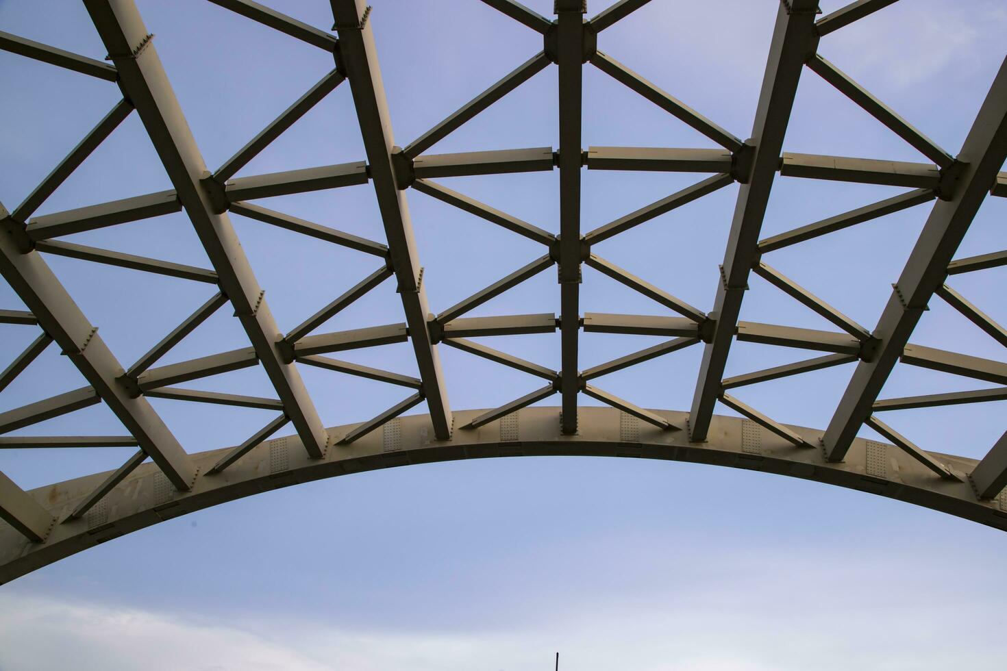 de metaal structuur ontwerp van de brug bovenste onder de blauw lucht in Bangladesh foto