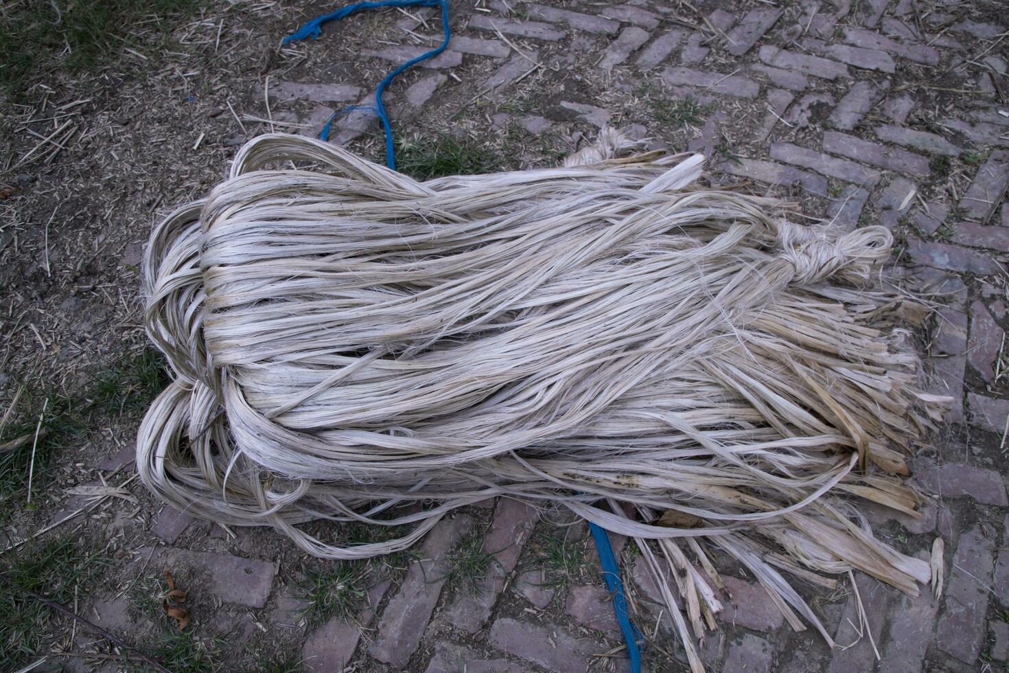 een dik bruin bundel van rauw jute- heeft Aan de grond foto