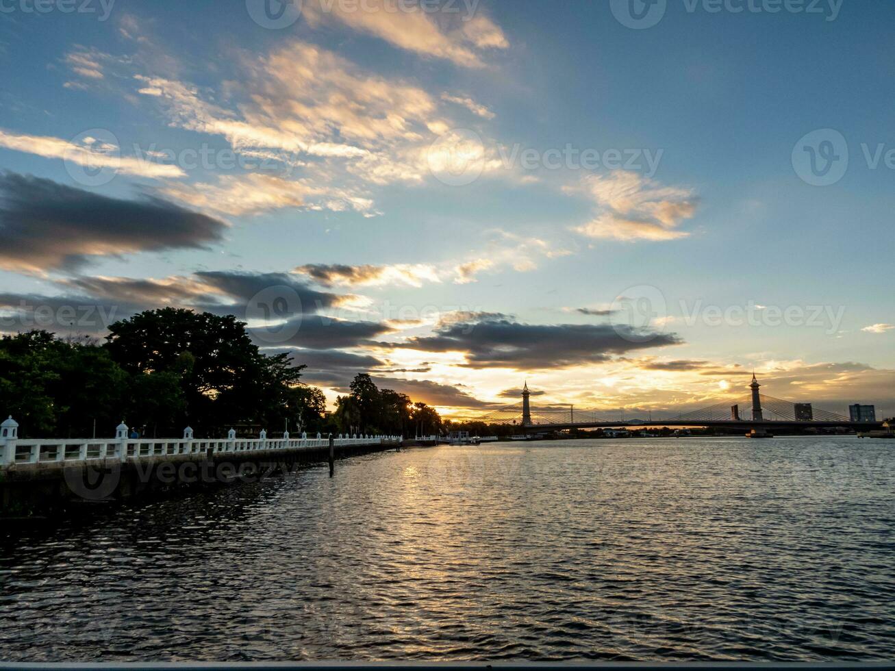 maha chesadabodinnusorn brug Bij nietthaburi, Thailand foto