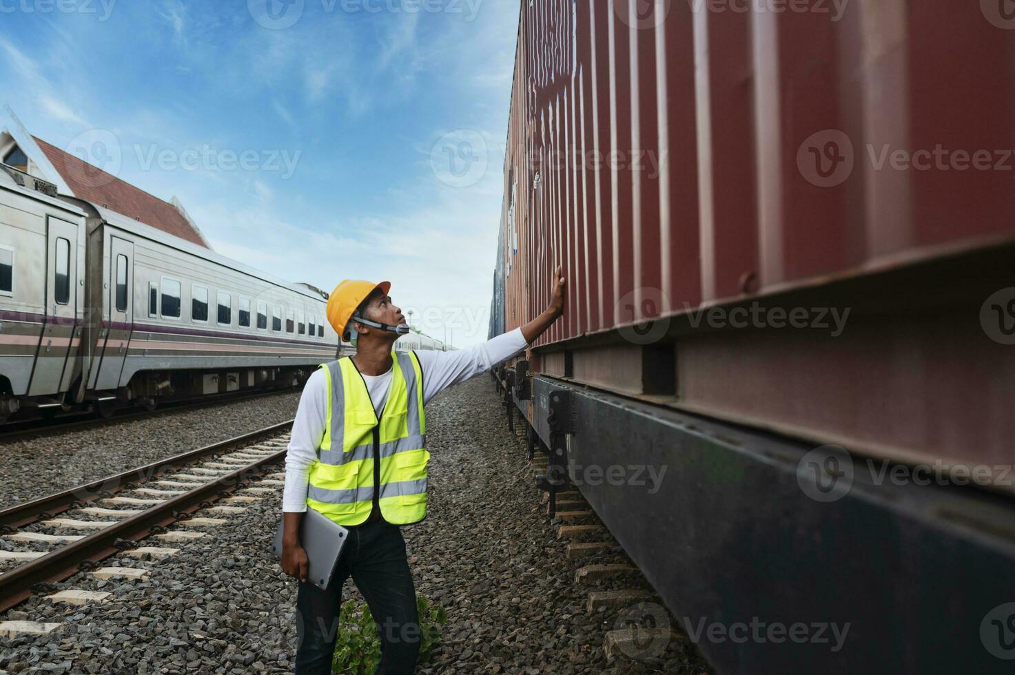 ingenieur inspecteert houder trein van vervoer bedrijf distributie en vervoer van goederen door het spoor een houder trein voorbijgaan door een industrieel Oppervlakte foto