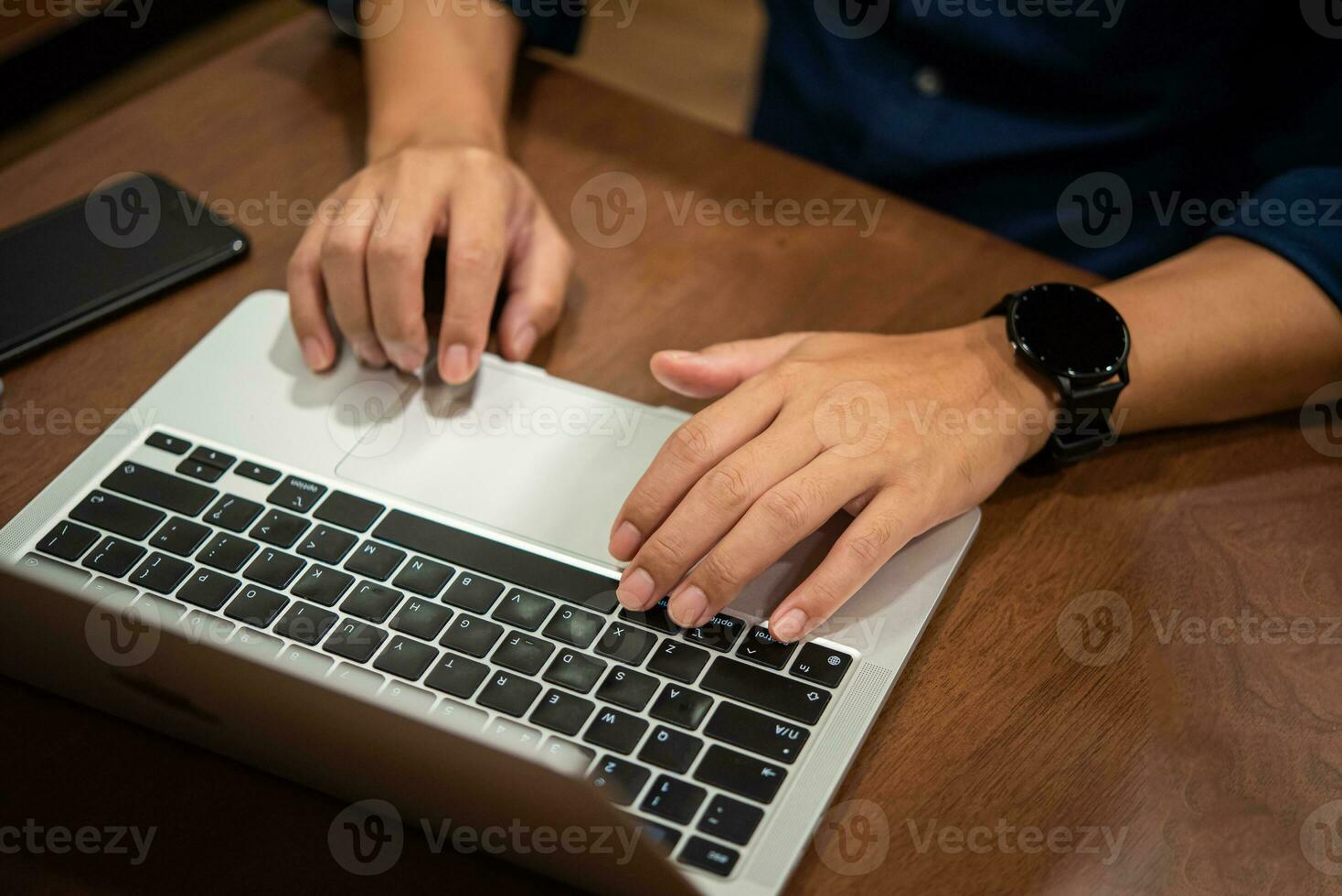 mannetje hand- typen Aan computer, internet zoeken en sociaal media technologie, baan toepassing zoeken, freelance werk en programmeur concept. foto