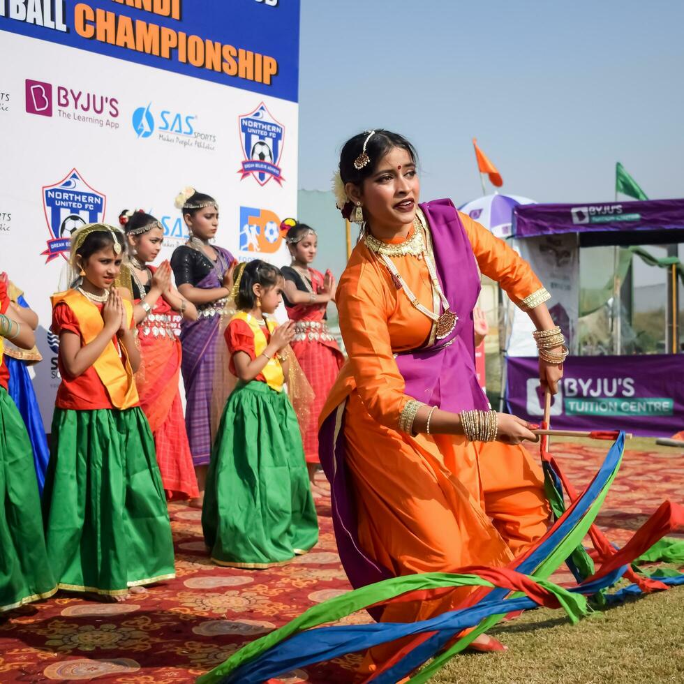 nieuw Delhi, Indië - juli 01 2023 - bharathanatyam Indisch klassiek odissi dansers het uitvoeren van Bij fase. mooi Indisch meisje dansers in de houding van Indisch dans. Indisch klassiek dans bharatanatyam foto