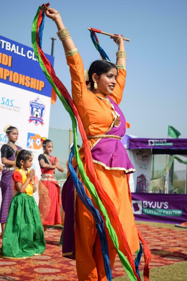 nieuw Delhi, Indië - juli 01 2023 - bharathanatyam Indisch klassiek odissi dansers het uitvoeren van Bij fase. mooi Indisch meisje dansers in de houding van Indisch dans. Indisch klassiek dans bharatanatyam foto