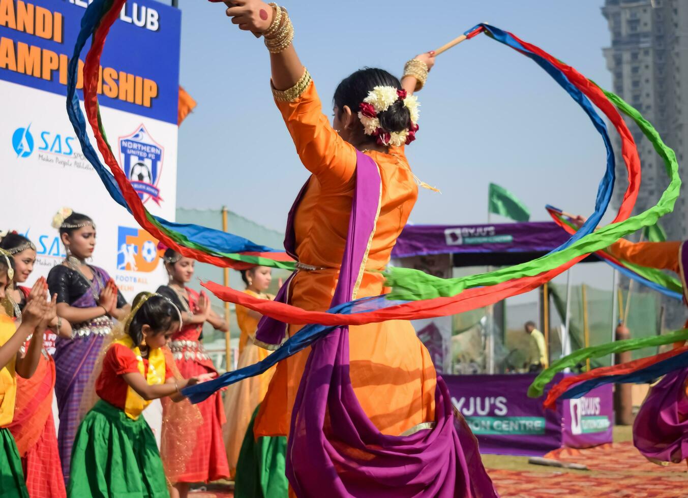 nieuw Delhi, Indië - juli 01 2023 - bharathanatyam Indisch klassiek odissi dansers het uitvoeren van Bij fase. mooi Indisch meisje dansers in de houding van Indisch dans. Indisch klassiek dans bharatanatyam foto