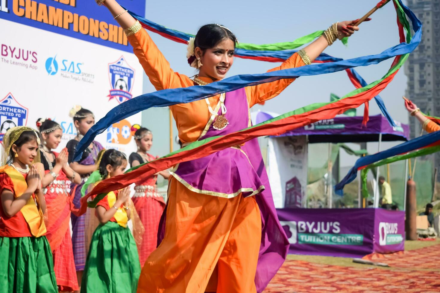 nieuw Delhi, Indië - juli 01 2023 - bharathanatyam Indisch klassiek odissi dansers het uitvoeren van Bij fase. mooi Indisch meisje dansers in de houding van Indisch dans. Indisch klassiek dans bharatanatyam foto