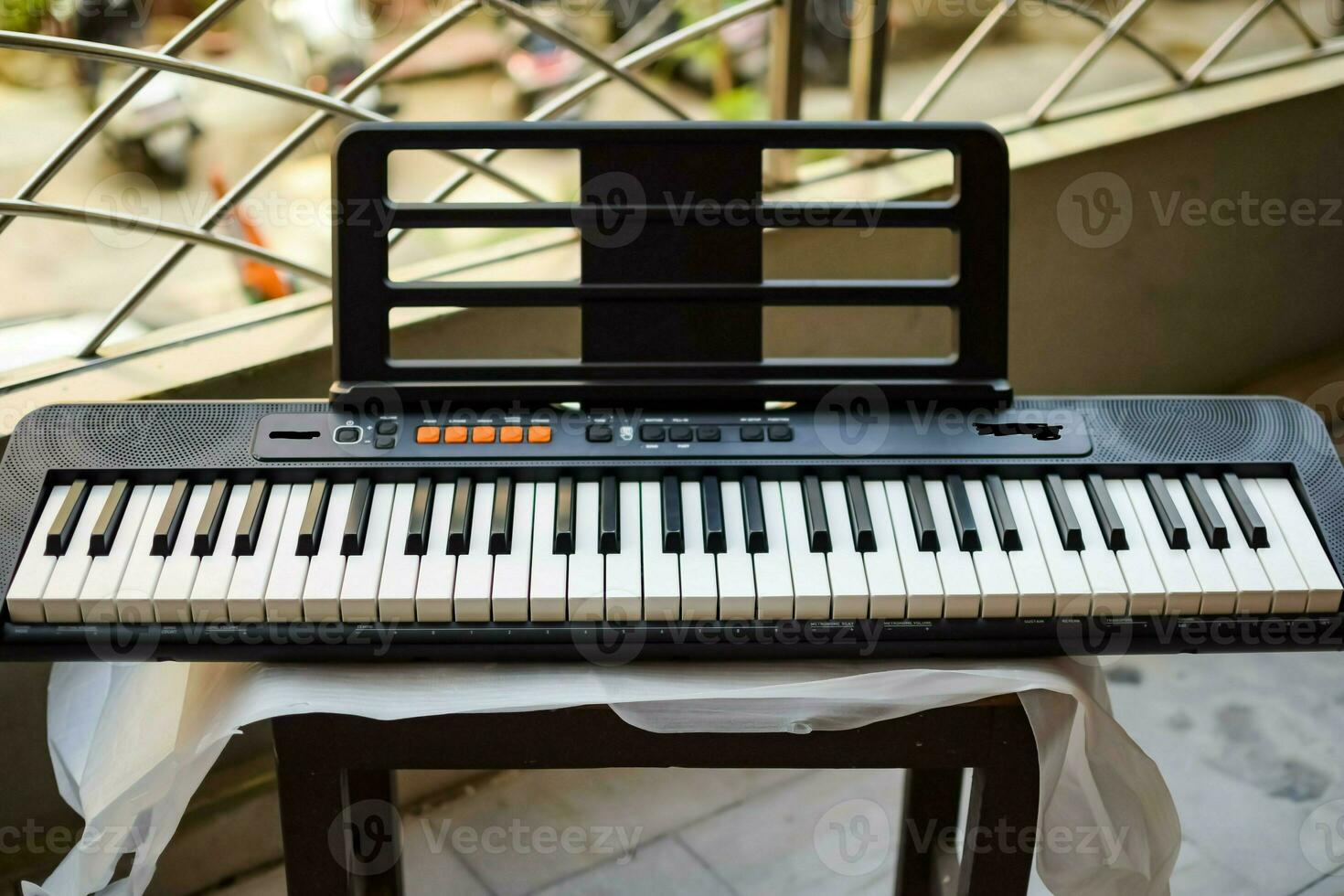 detailopname van piano sleutels. piano zwart en wit sleutels en piano toetsenbord musical instrument geplaatst Bij de huis balkon gedurende zonnig dag. foto