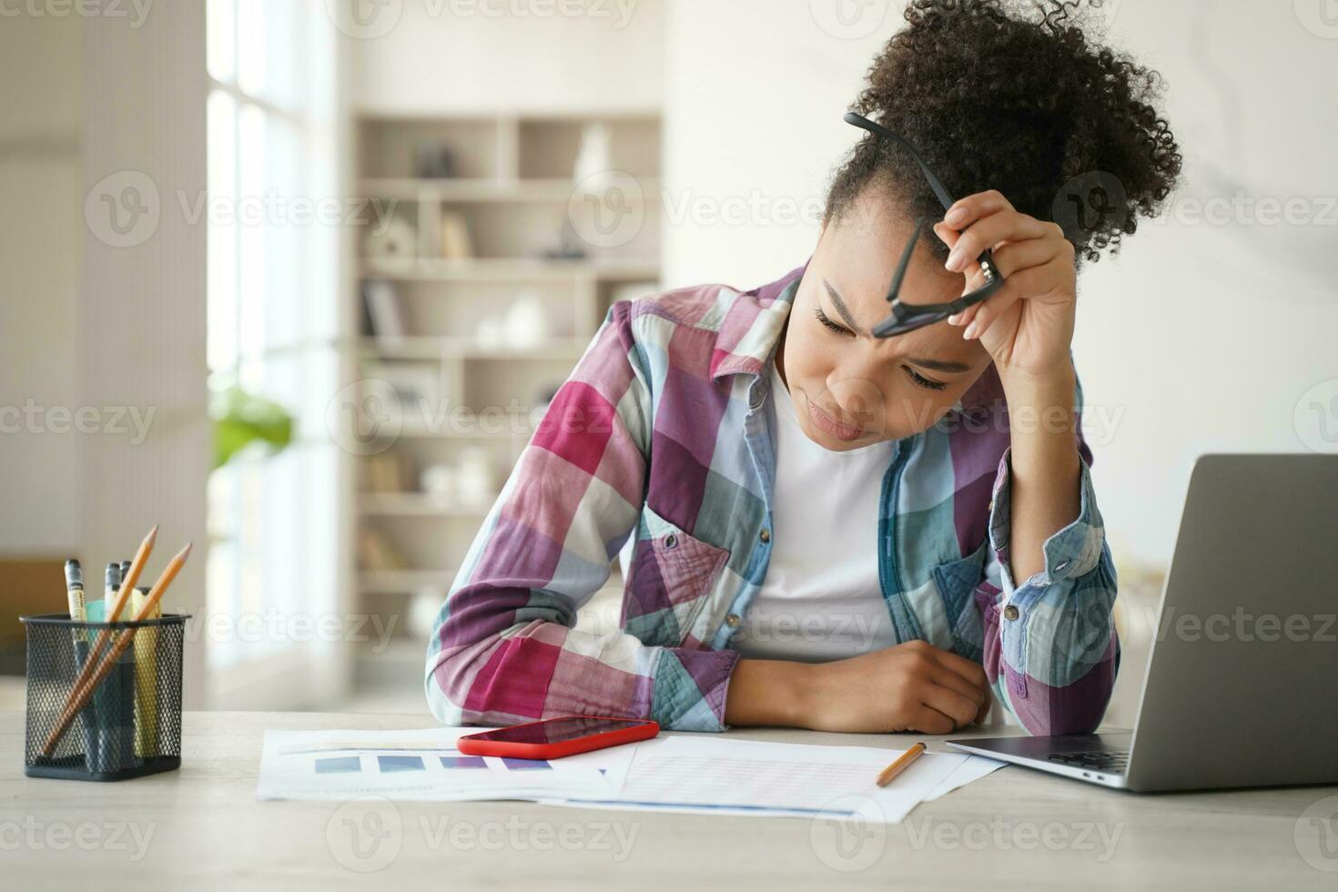 gemengd ras school- leerling meisje aan het studeren met laptop Bij bureau, voorbereidingen treffen voor examen. academisch spanning foto