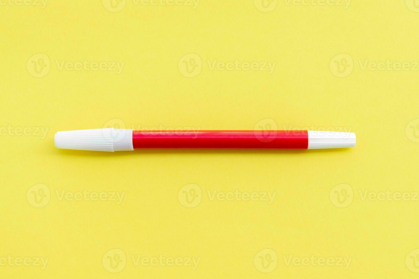 rood markeerstift geïsoleerd Aan geel achtergrond, na sommige bewerkingen. foto