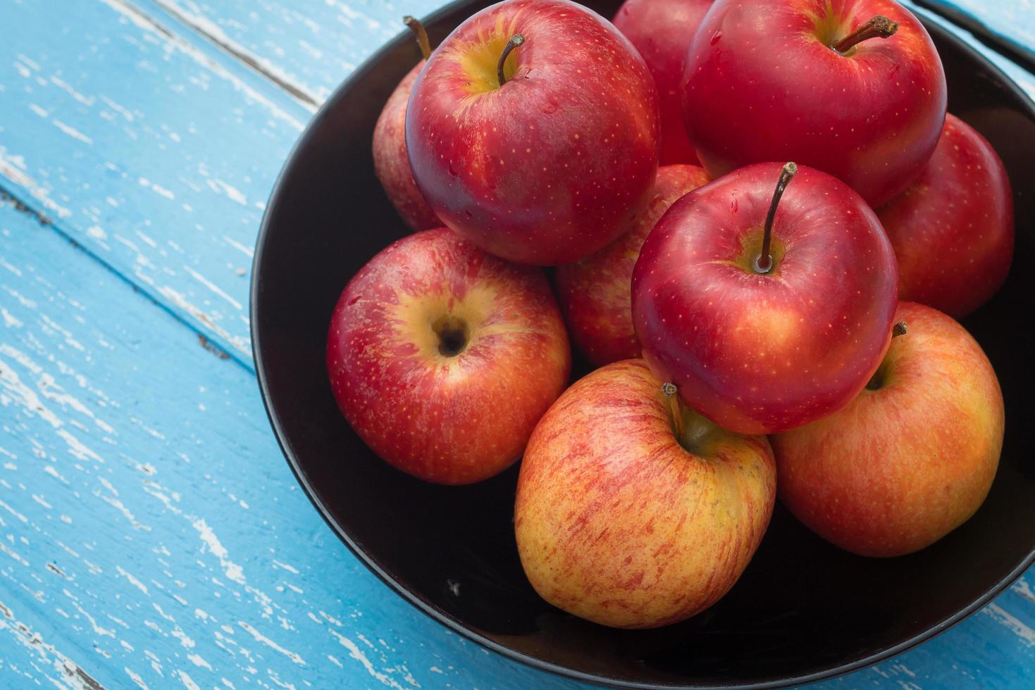 rode appels op een houten tafel achtergrond foto