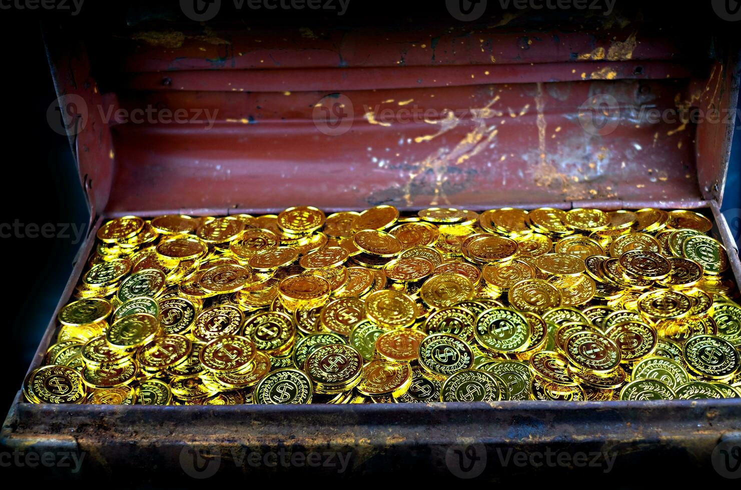 stapelen gouden munten in schatkist foto
