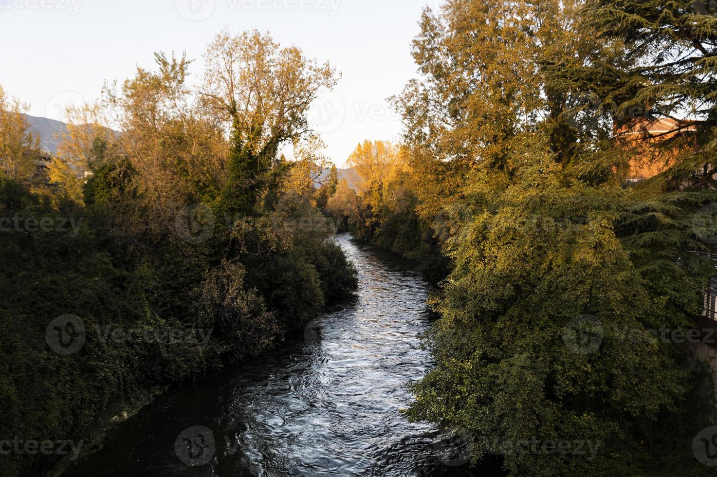 zwarte rivier van Terni die door de stad stroomt foto