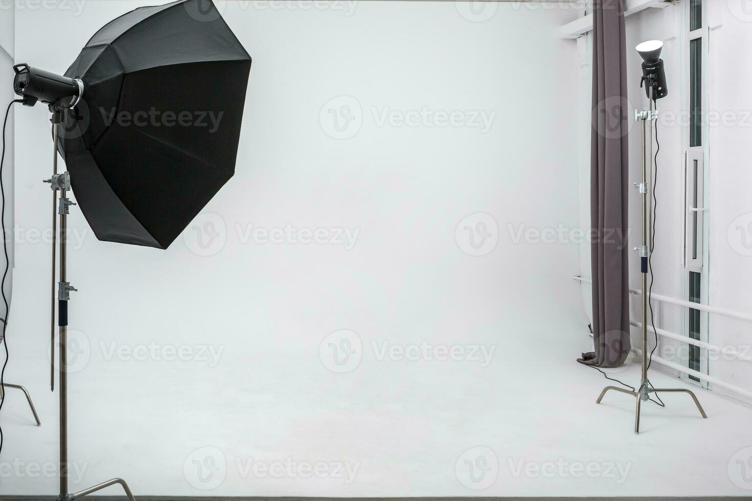 interieur van helder ruimte van foto studio met groot wit cyclorama met verlichting uitrusting