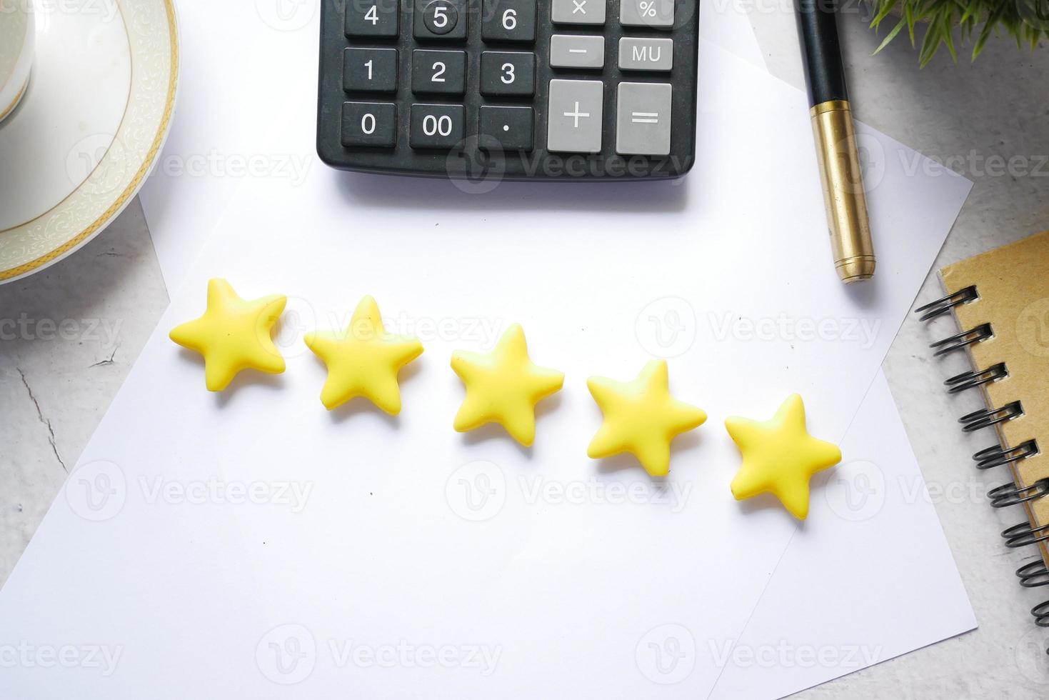 klantbeoordelingsconcept met beoordeling van gouden sterren op tafel foto