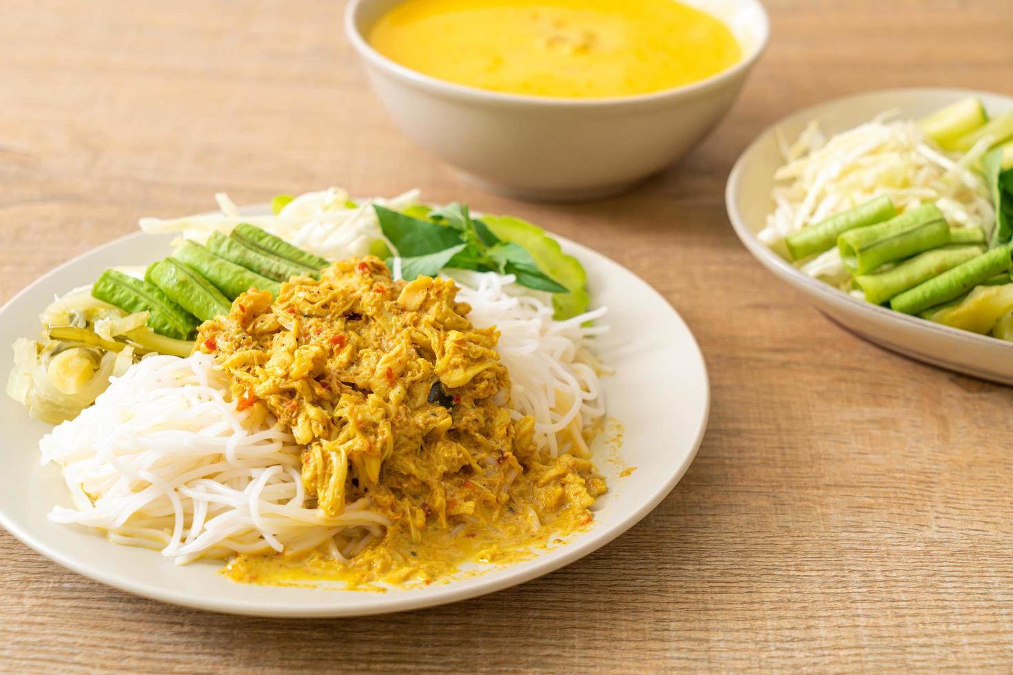 Thaise rijstnoedels met krabcurry en diverse groenten foto