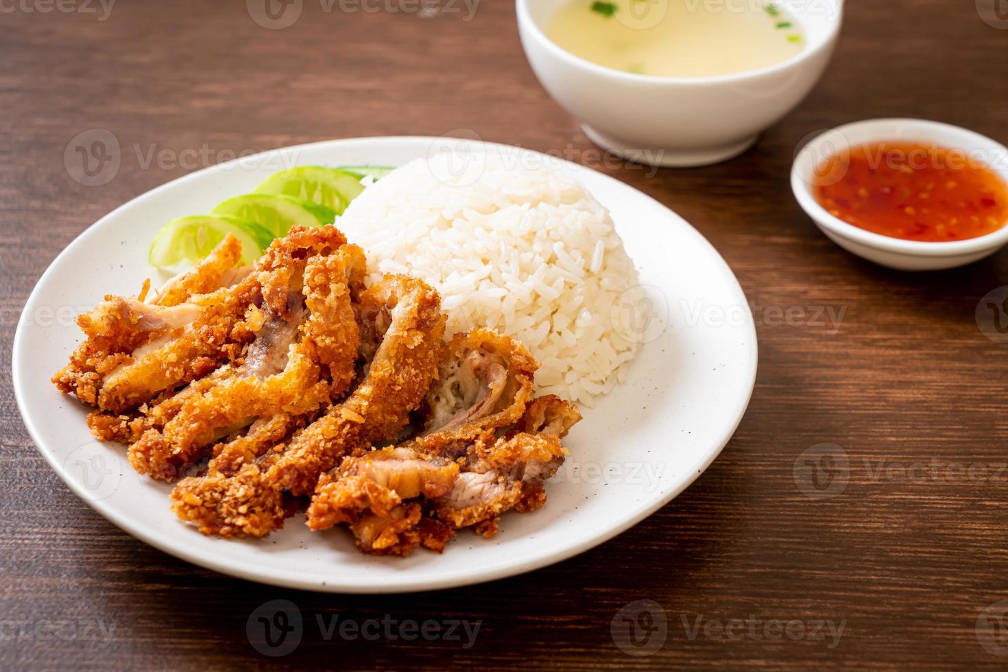 hainanese kiprijst met gebakken kip foto