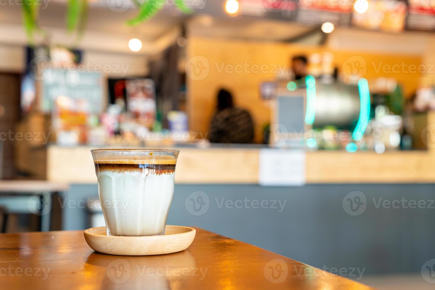 vieze koffie - een glaasje espresso vermengd met koude verse melk foto