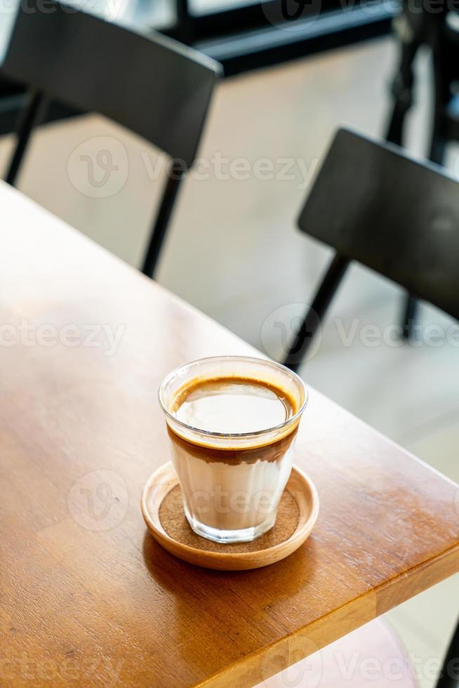 vieze koffie - een glaasje espresso vermengd met koude verse melk foto
