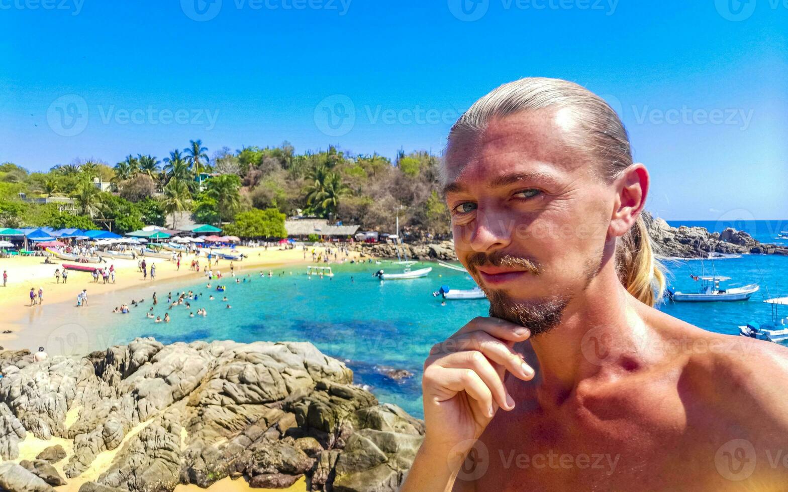 selfie met rotsen kliffen visie golven strand puerto escondido Mexico. foto