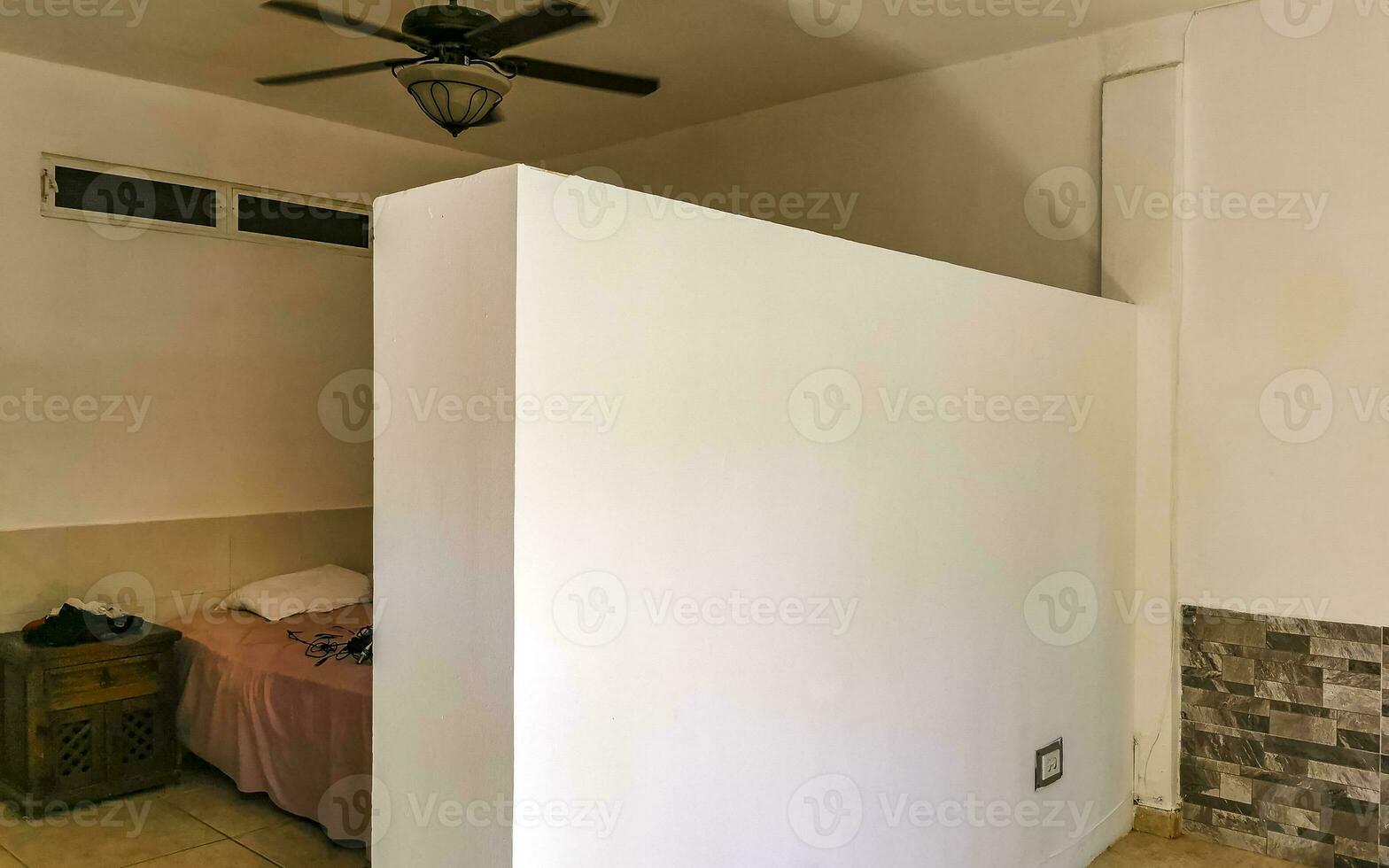 gemakkelijk klein appartement hotel kamer met bed tafel in Mexico. foto