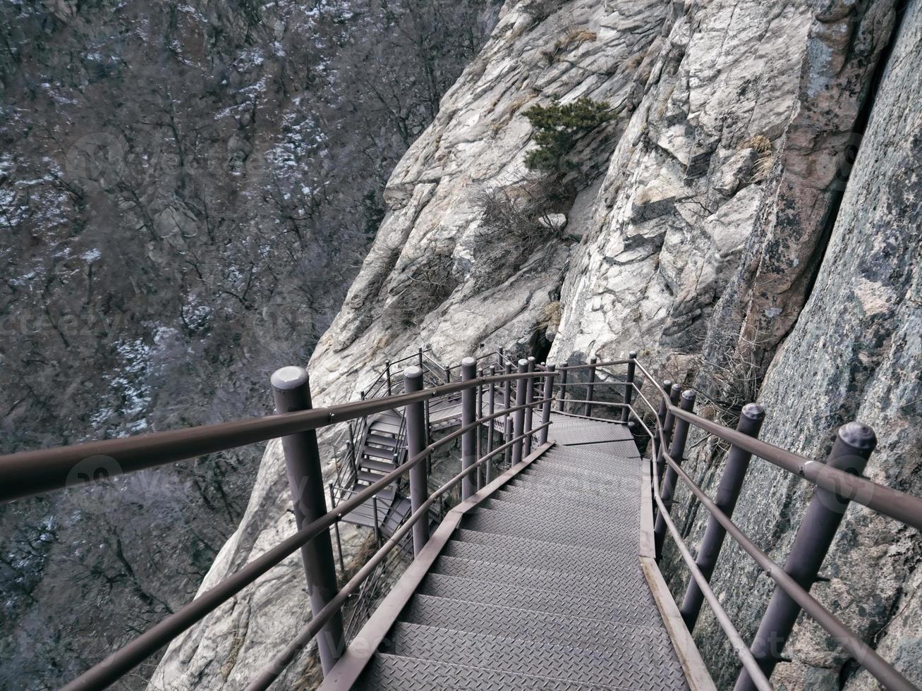 trappen in de bergen. weg naar beneden. nationaal park Seoraksan. Zuid-Korea foto